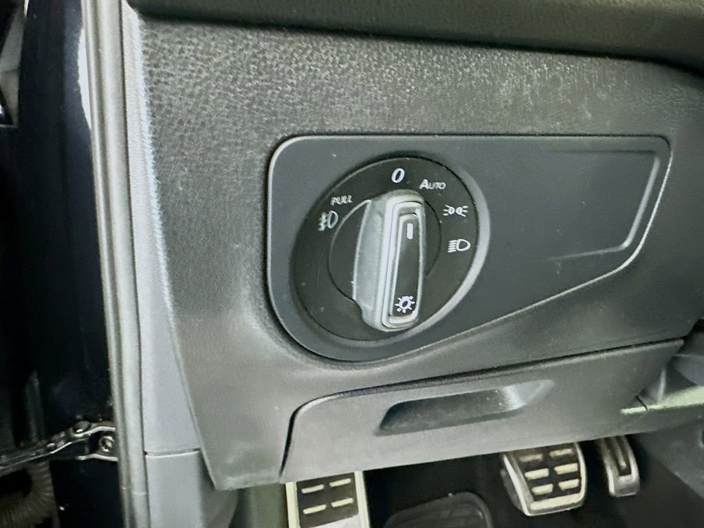 Used 2021 Volkswagen Tiguan SE R-Line image 10