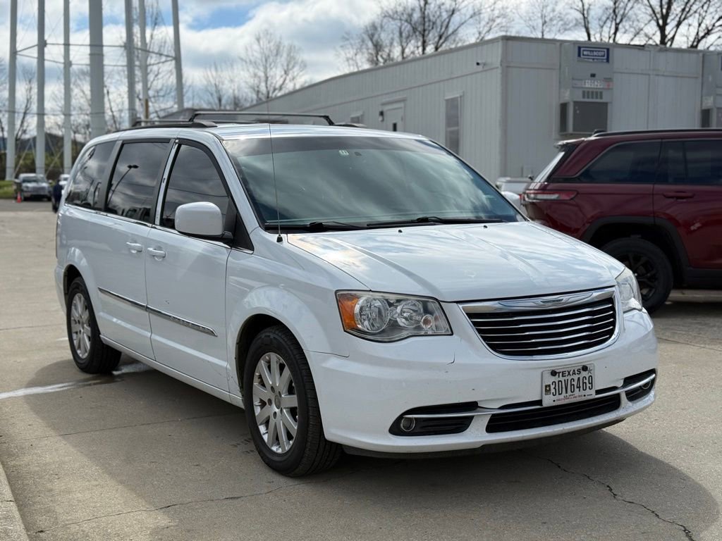 Used 2015 Chrysler Town & Country Touring image 4
