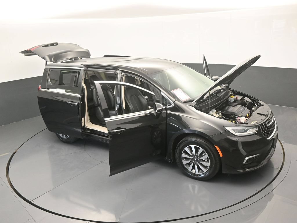 Used 2023 Chrysler Pacifica Touring-L FWD image 75