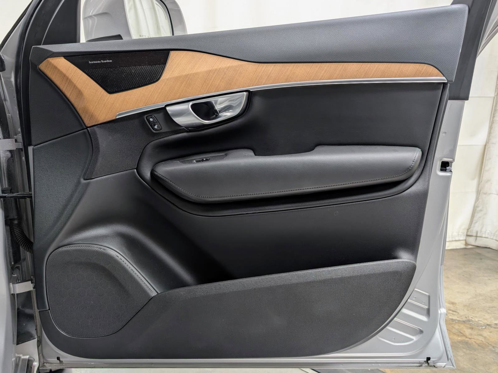 Used 2024 Volvo XC90 T8 Plus w/ Protection Package Premier image 29