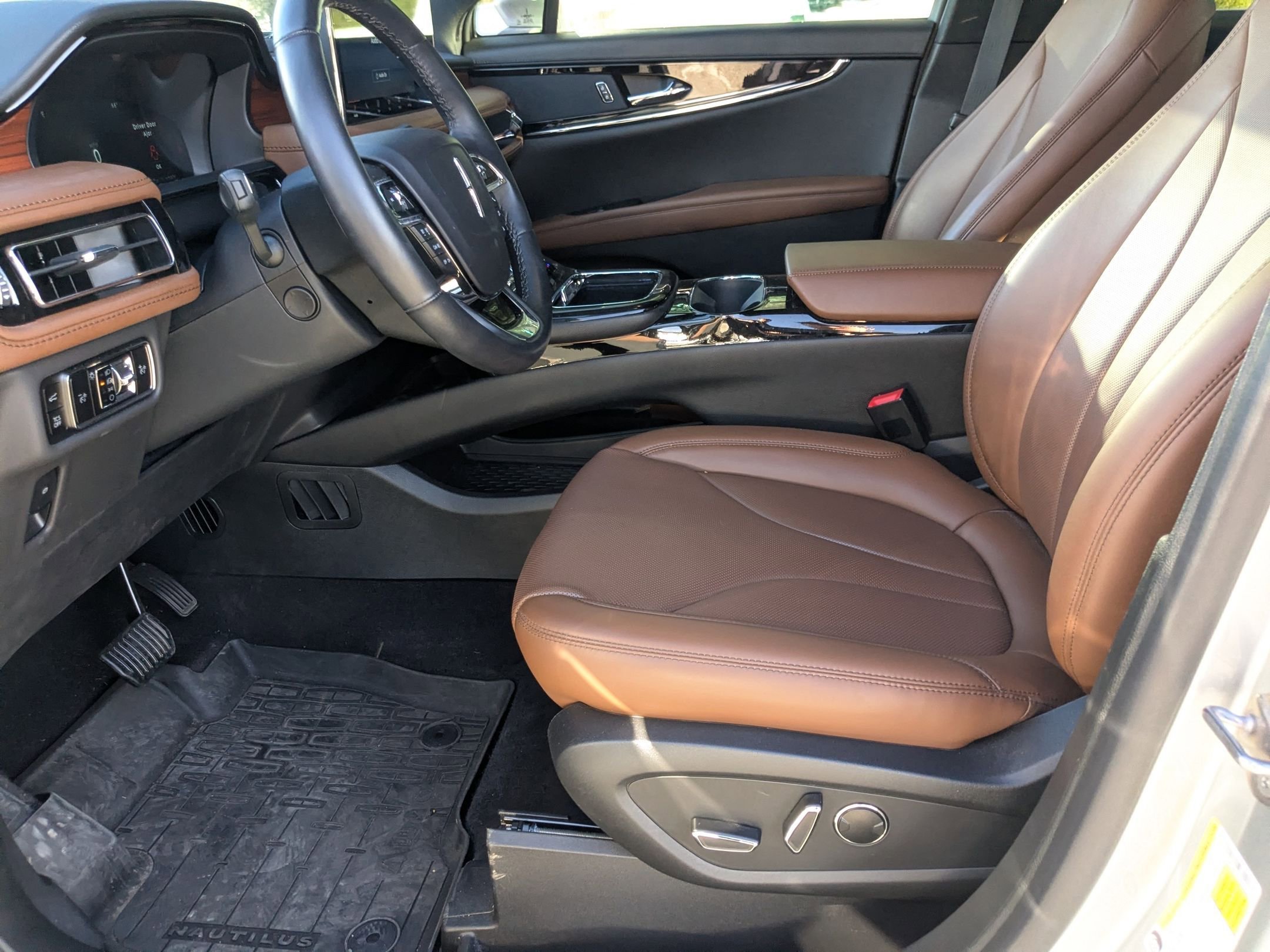 Used 2023 Lincoln Nautilus Reserve image 9