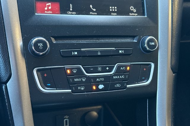 Used 2017 Ford Fusion SE w/ Fusion SE Technology Package FWD image 22