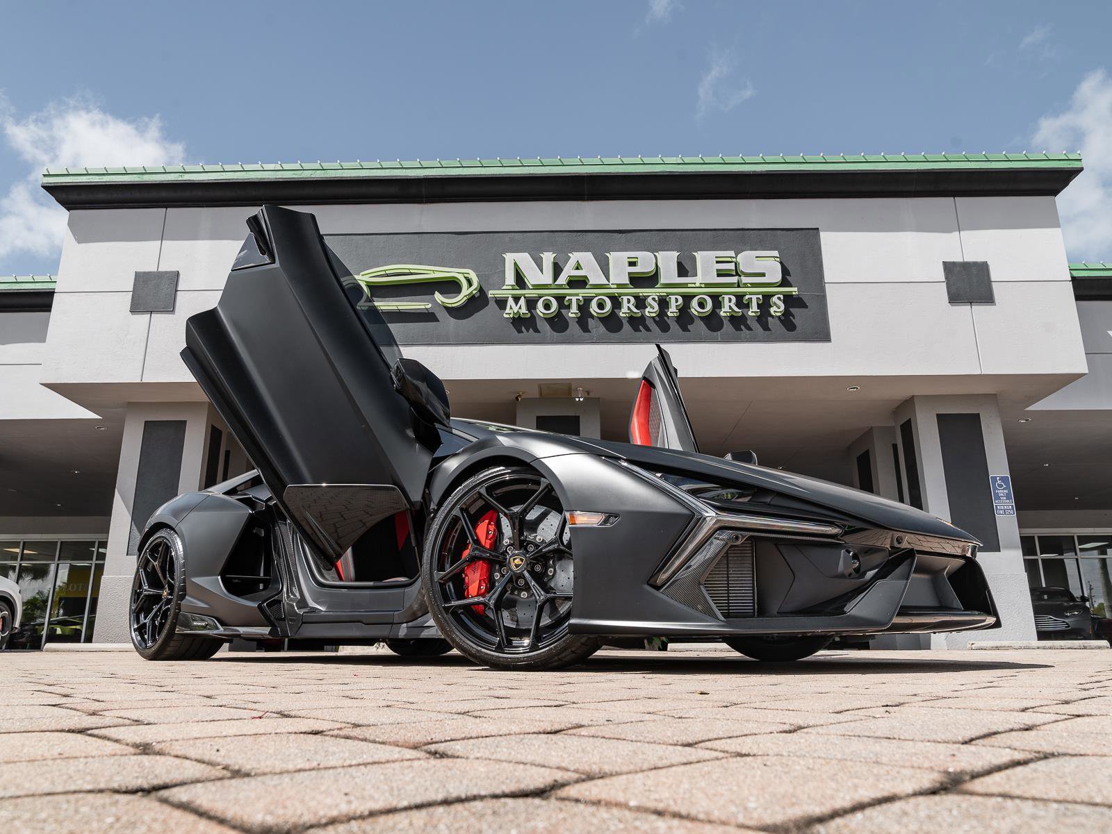 Used 2024 Lamborghini Revuelto image 5