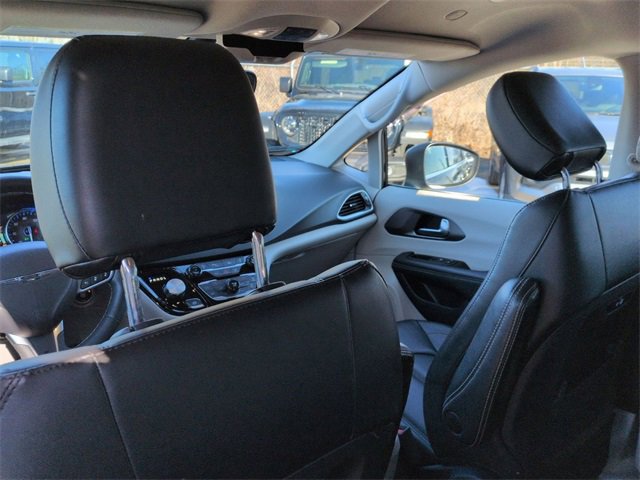 Certified 2023 Chrysler Pacifica Touring-L image 26