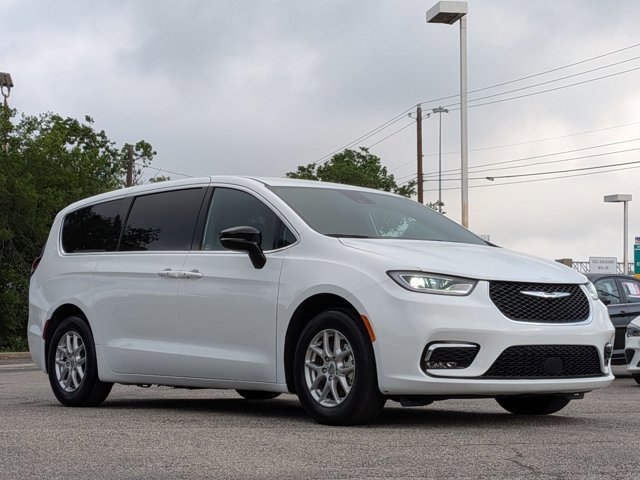 Used 2025 Chrysler Pacifica Select image 3