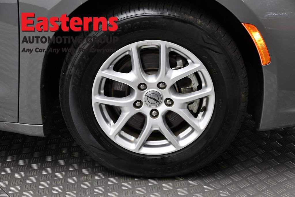 Used 2023 Chrysler Pacifica Touring-L FWD image 32