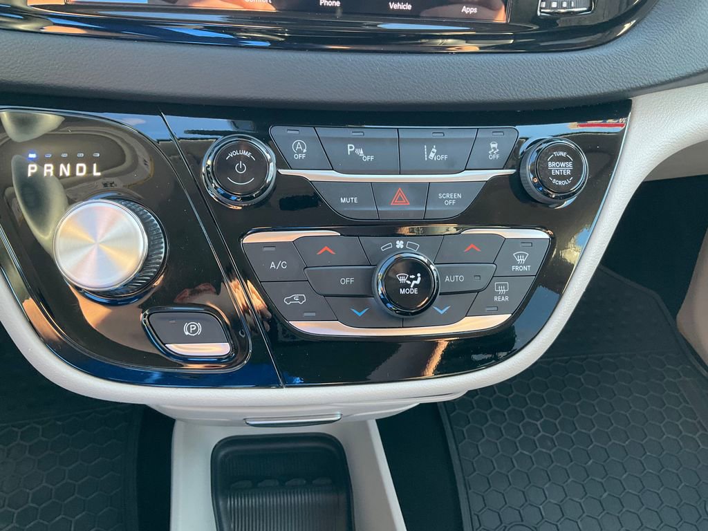 Used 2023 Chrysler Pacifica Touring-L image 10