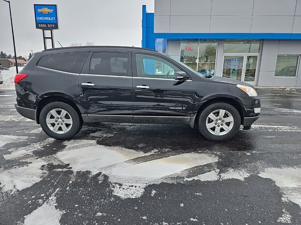 Used 2009 Chevrolet Traverse LT image 2