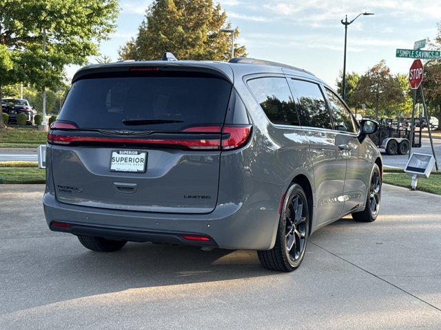 Used 2025 Chrysler Pacifica Limited FWD image 3