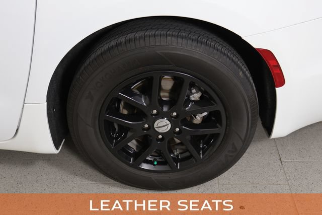 Used 2024 Chrysler Pacifica Touring-L FWD image 11
