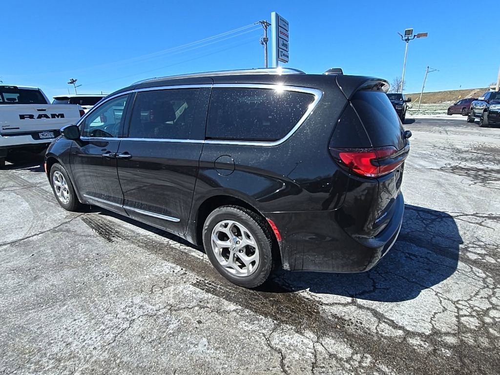 Used 2021 Chrysler Pacifica Limited w/ Uconnect Theater Family Group image 4