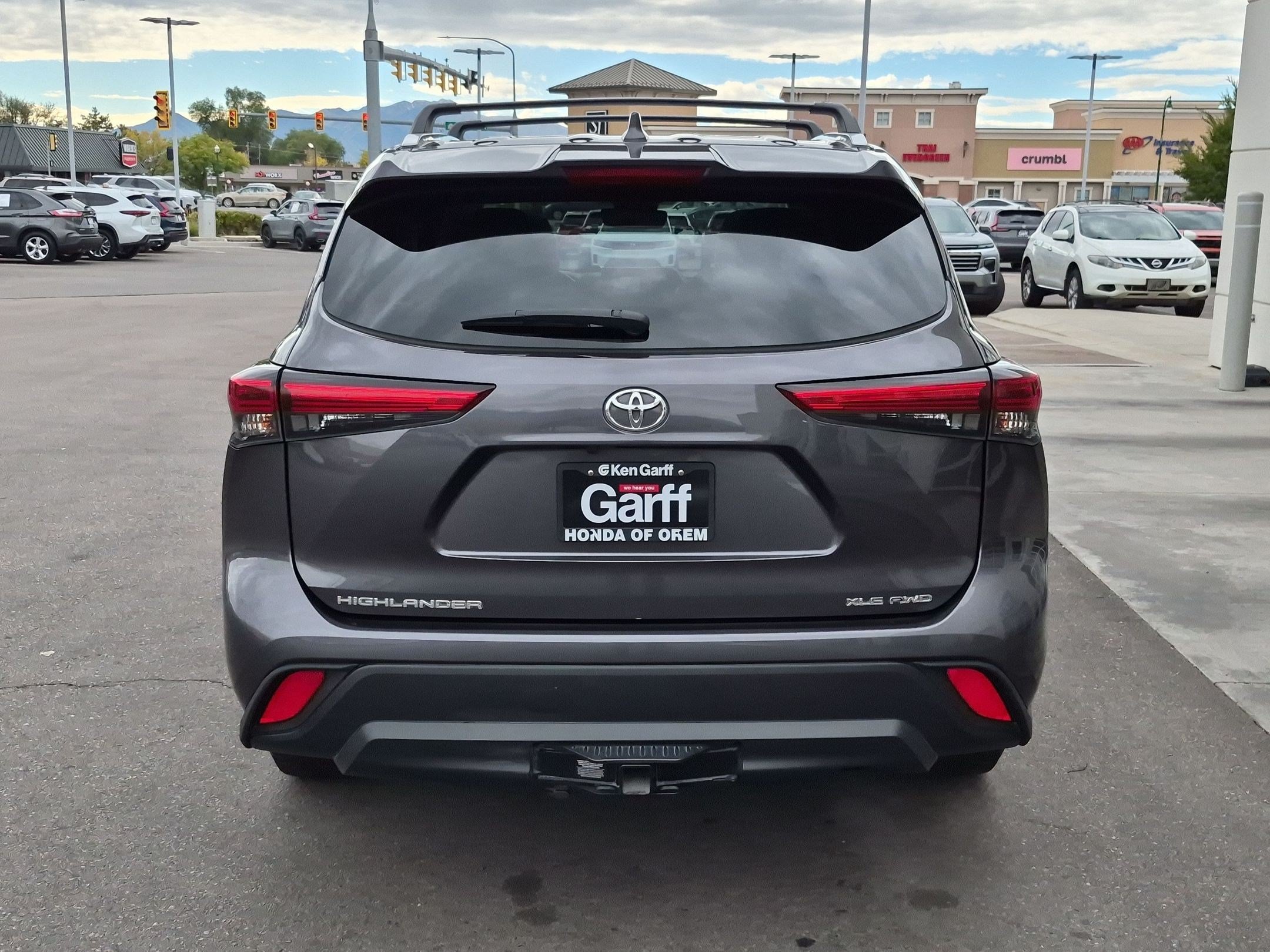 Used 2022 Toyota Highlander XLE AWD/4WD image 7