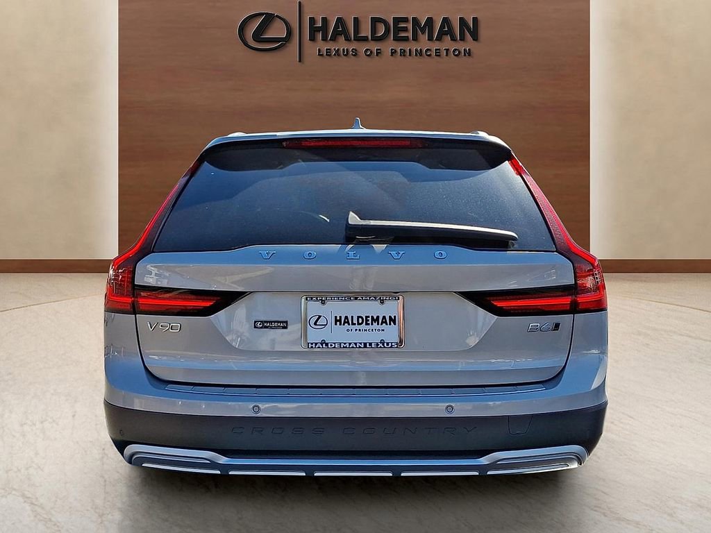 Used 2025 Volvo V90 B6 Cross Country Plus w/ Protection Package Premier image 9
