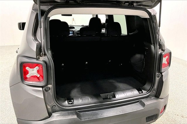 Used 2019 Jeep Renegade Latitude w/ Cold Weather Group image 38