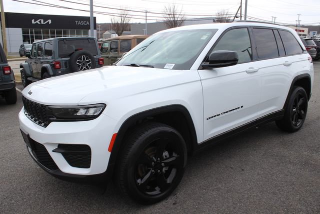 Used 2023 Jeep Grand Cherokee Altitude image 2