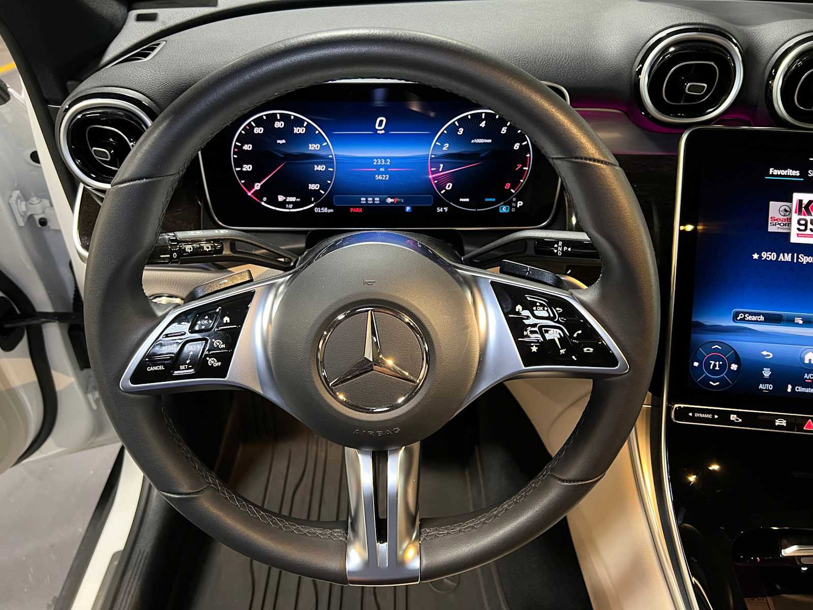 Used 2025 Mercedes-Benz GLC 300 4MATIC image 24