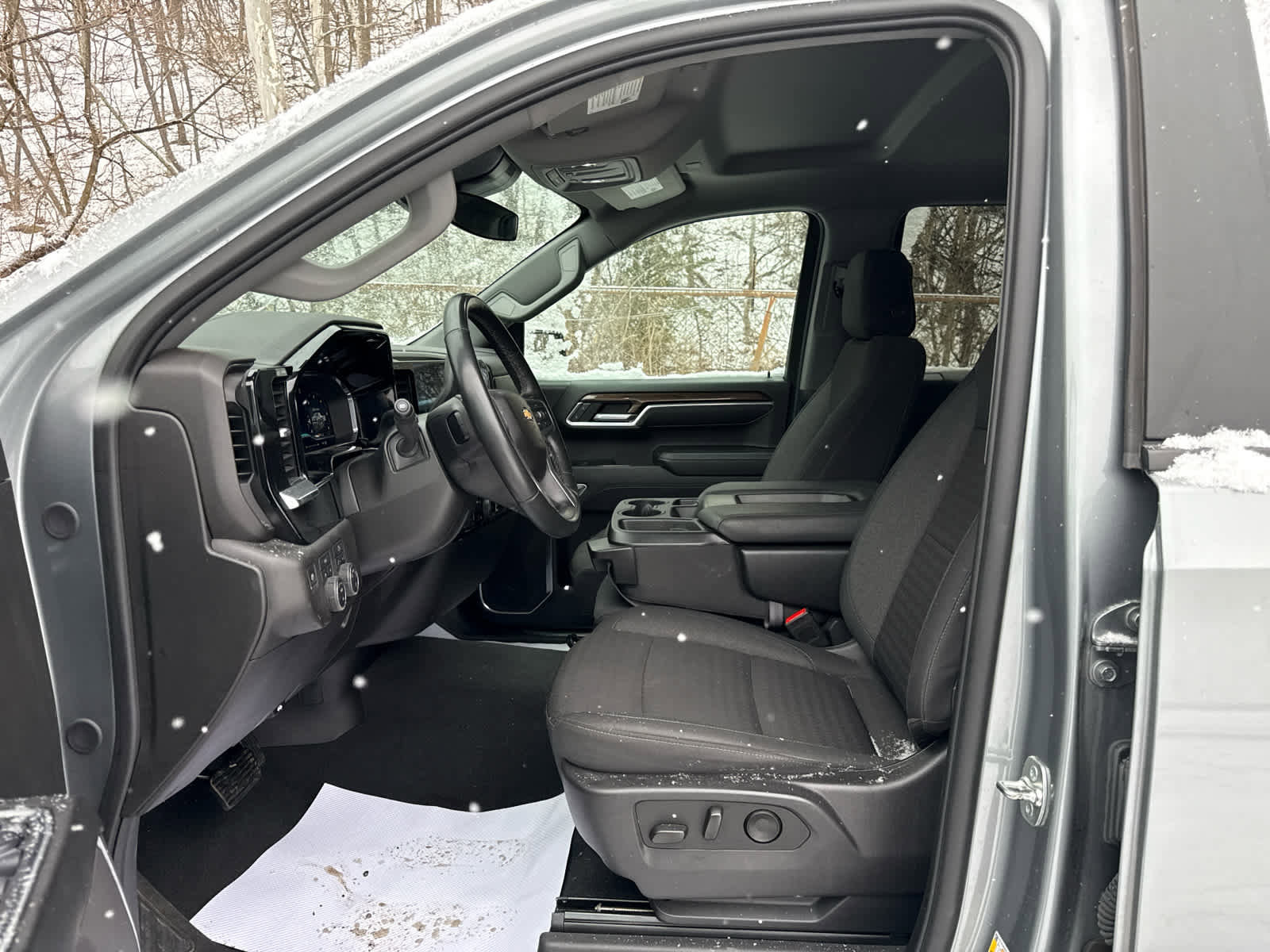 Used 2025 Chevrolet Silverado 1500 LT image 11