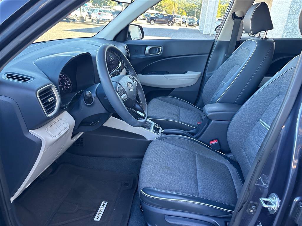 Used 2022 Hyundai Venue Limited FWD image 9