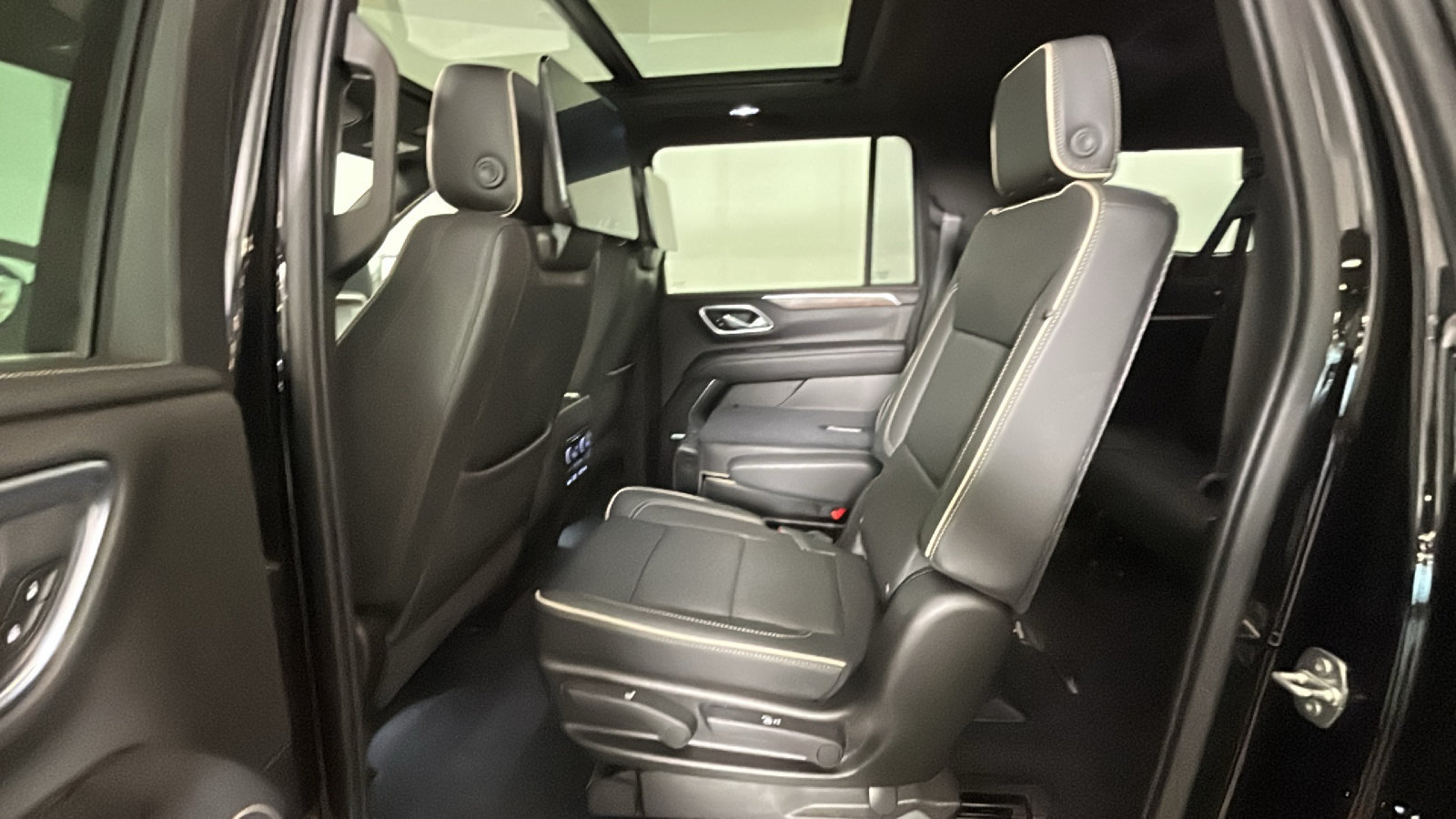 Used 2021 Chevrolet Suburban Premier w/ Premium Package RWD image 29