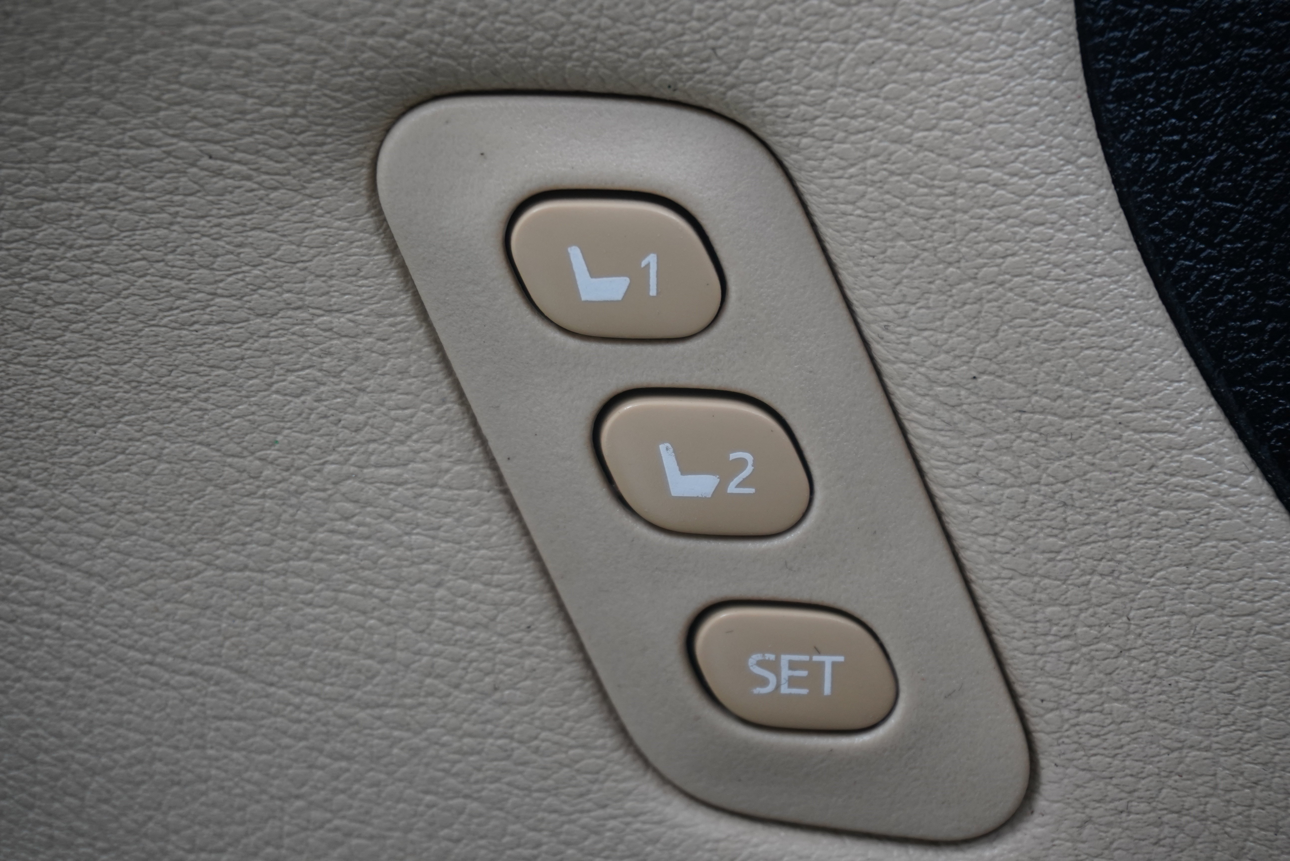 Used 2015 Toyota Avalon Limited w/ Technology Package FWD image 16