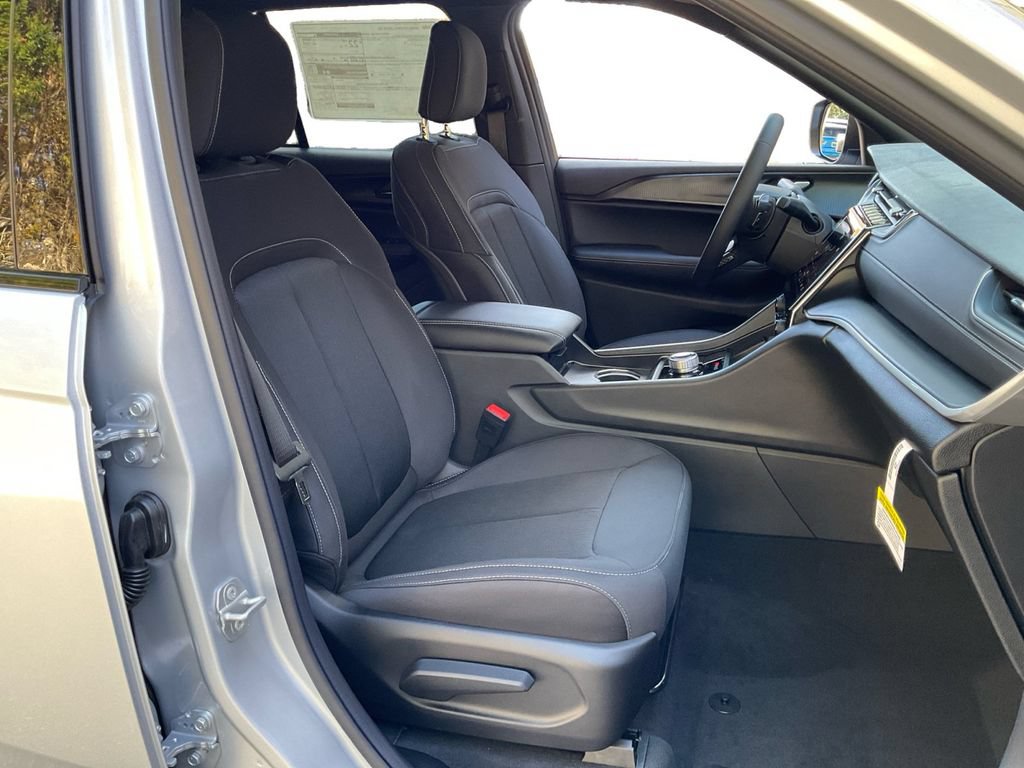 Used 2025 Jeep Grand Cherokee Laredo RWD image 26