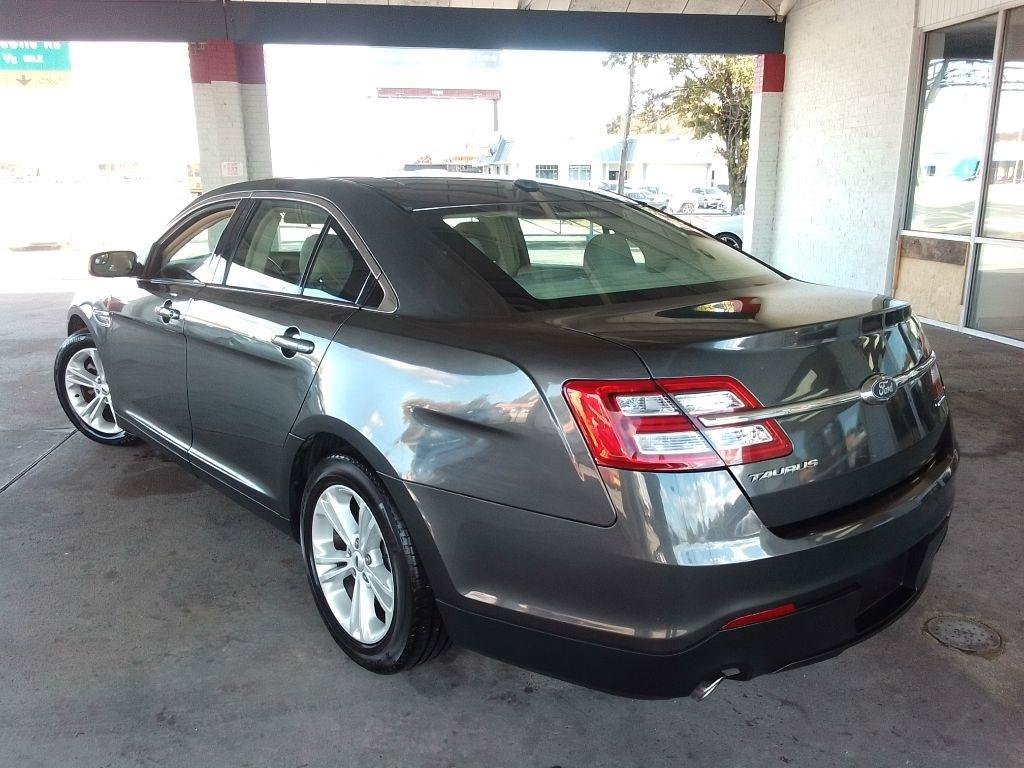 Used 2018 Ford Taurus SE FWD image 4