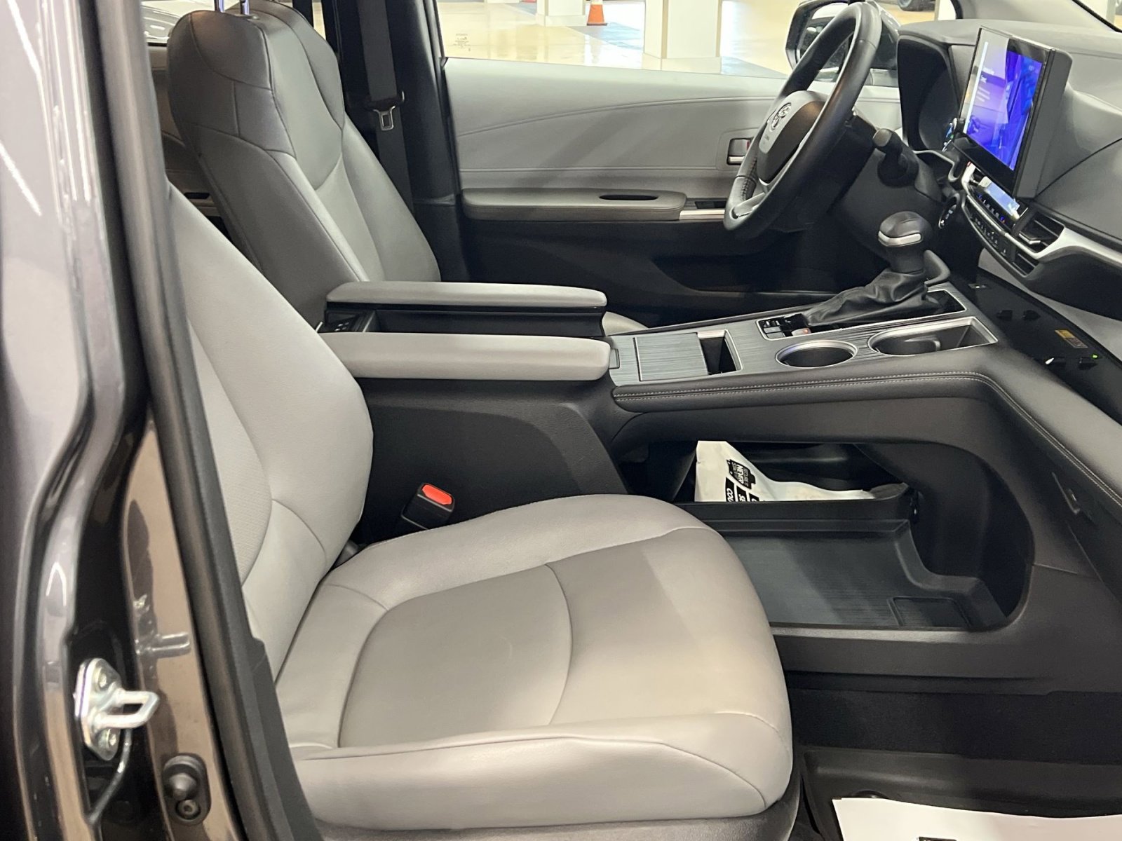 Used 2025 Toyota Sienna XLE image 27