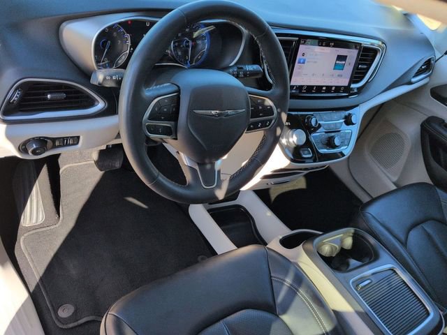 Used 2023 Chrysler Pacifica Touring-L FWD image 11