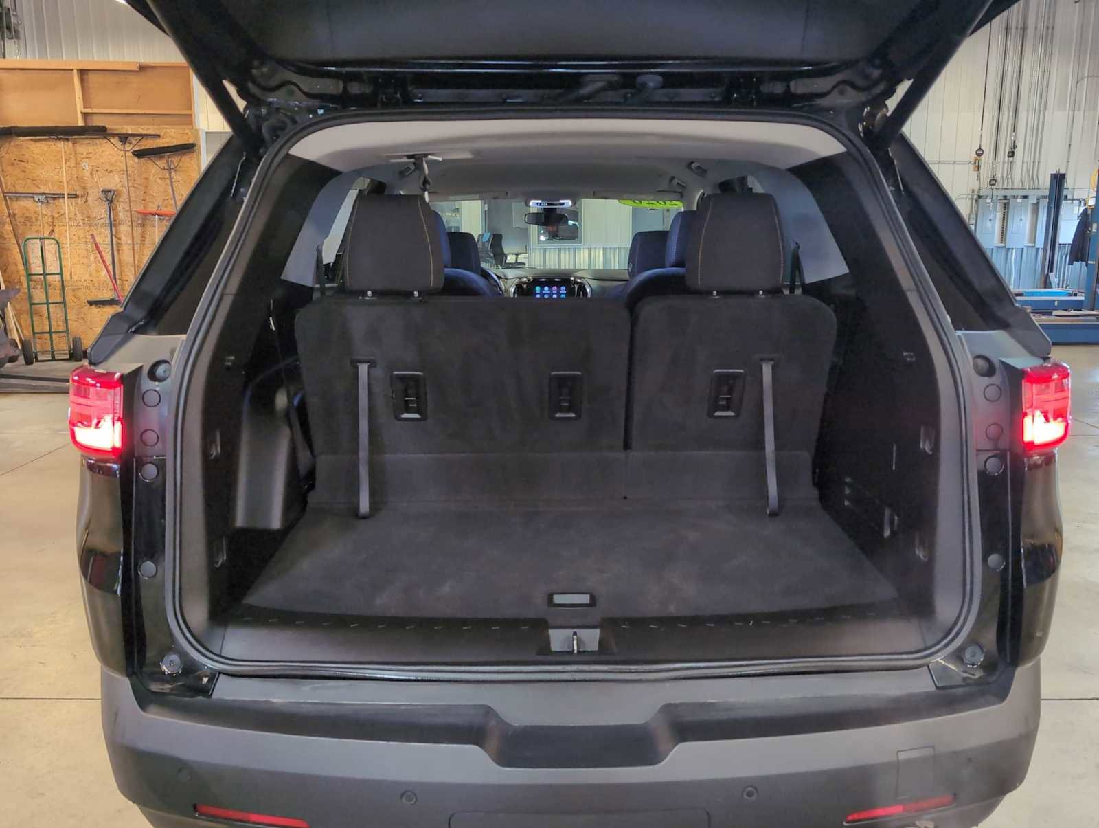 Used 2020 Chevrolet Traverse LT image 24