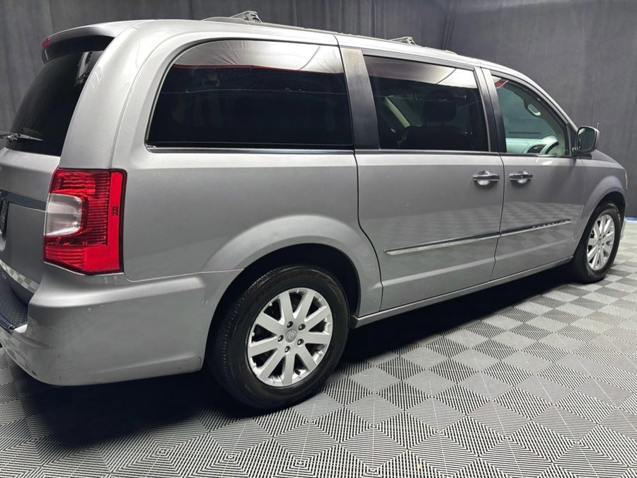 Used 2016 Chrysler Town & Country Touring w/ Driver Convenience Group image 16