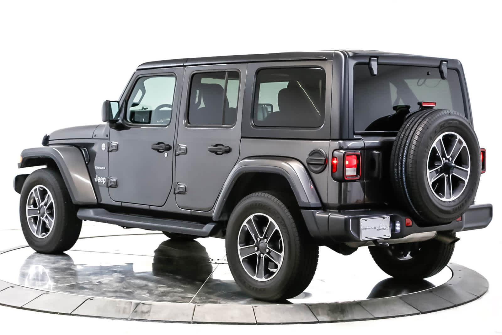 Used 2023 Jeep Wrangler Unlimited Sahara AWD/4WD image 3