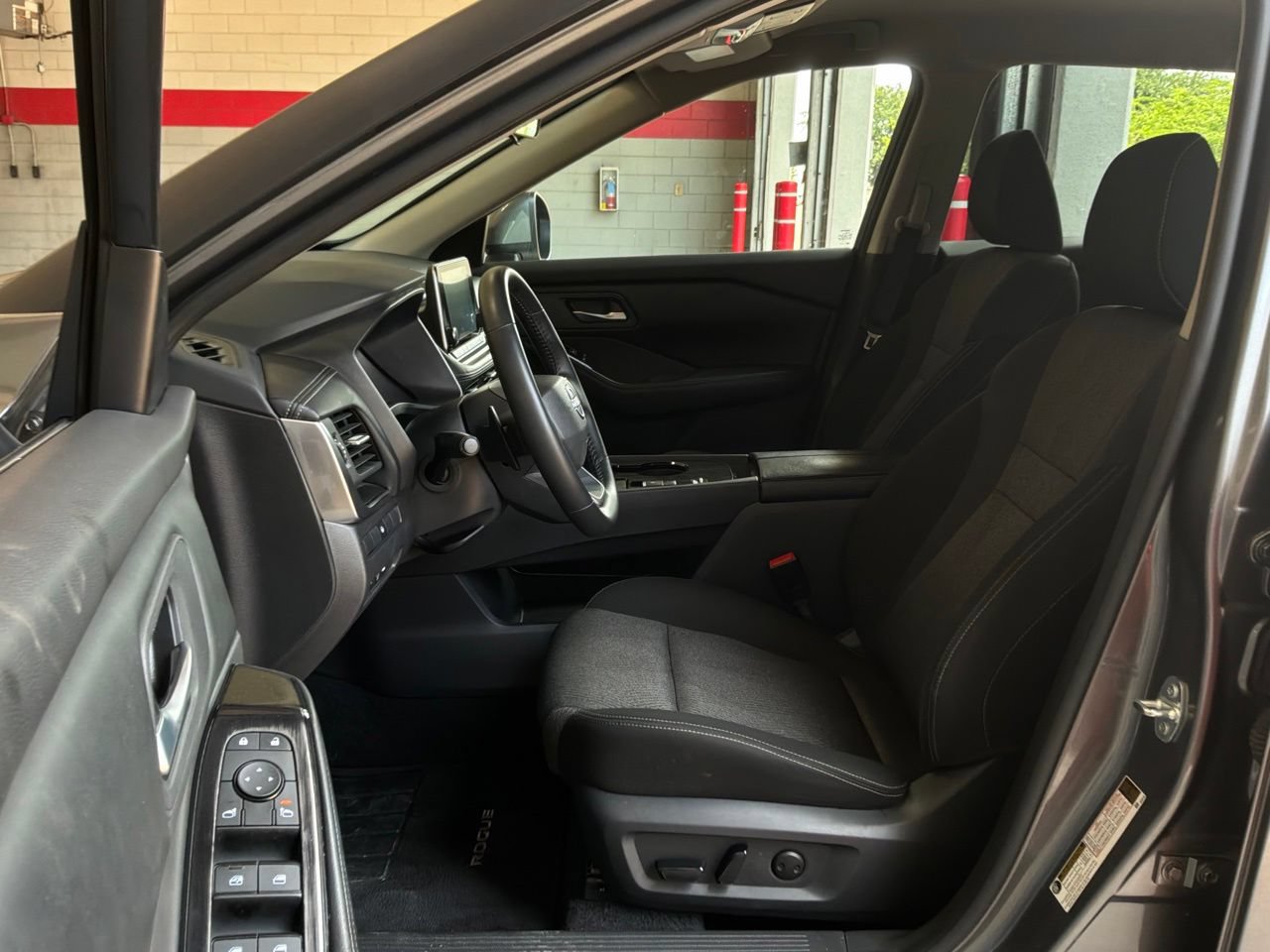 Used 2025 Nissan Rogue SV FWD image 10