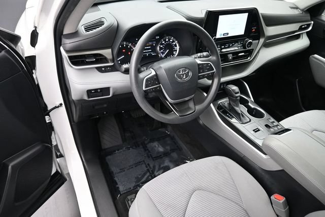 Used 2023 Toyota Highlander L FWD image 17
