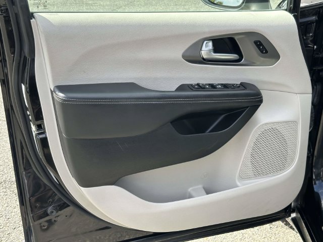 Used 2023 Chrysler Pacifica Touring-L FWD image 15