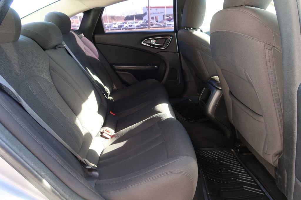 Used 2016 Chrysler 200 Limited w/ Convenience Group image 8