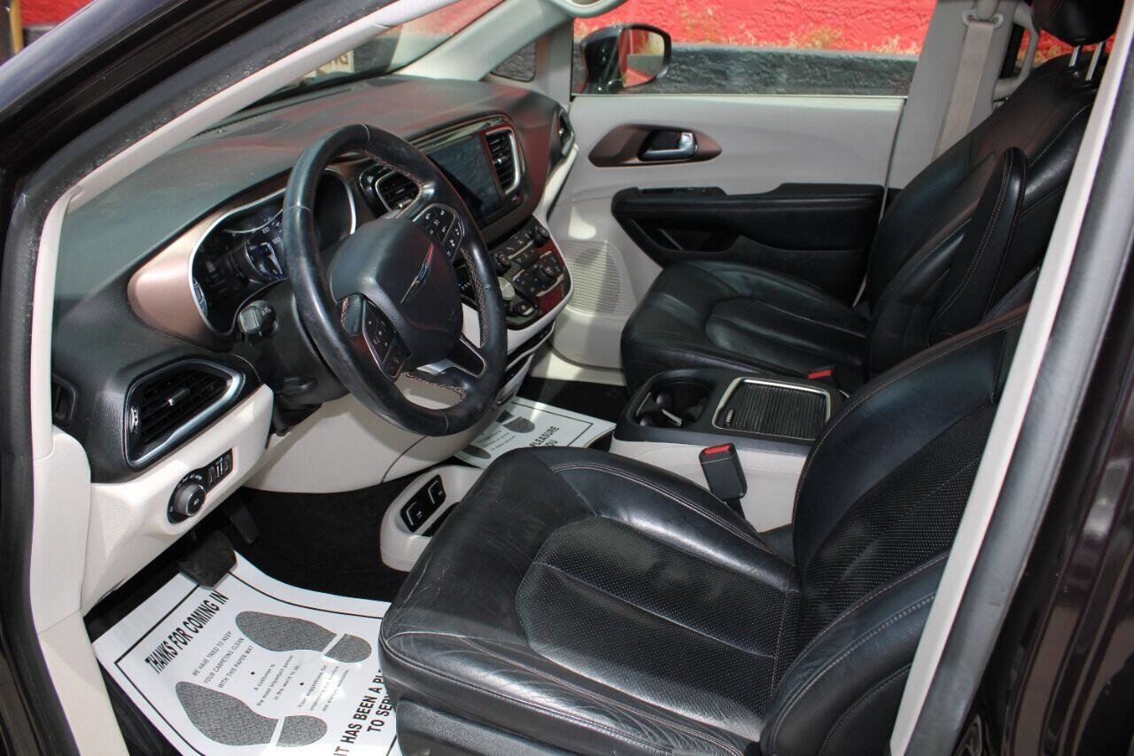 Used 2017 Chrysler Pacifica Touring-L Plus w/ Advanced Safetytec Group FWD image 11