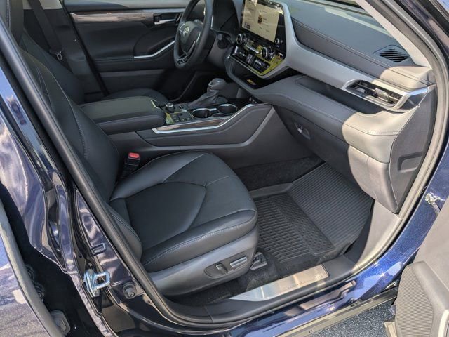 Used 2025 Toyota Highlander Platinum image 12