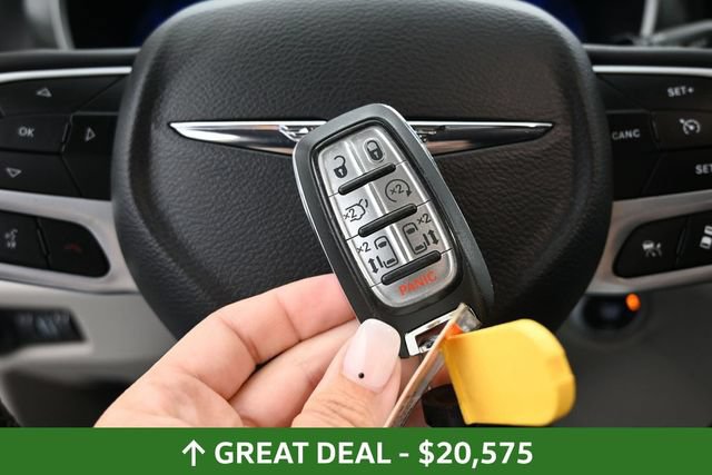 Used 2023 Chrysler Pacifica Touring-L FWD image 38