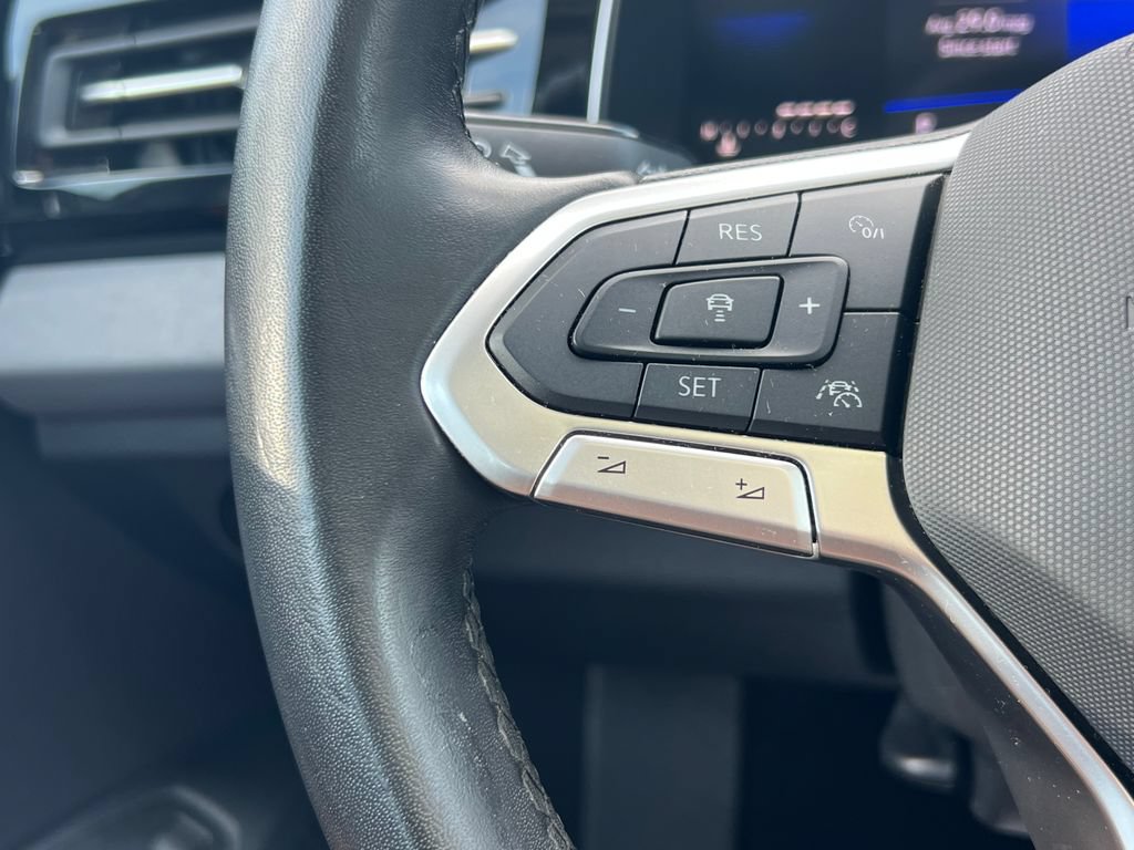 Used 2025 Volkswagen Jetta SE FWD image 19