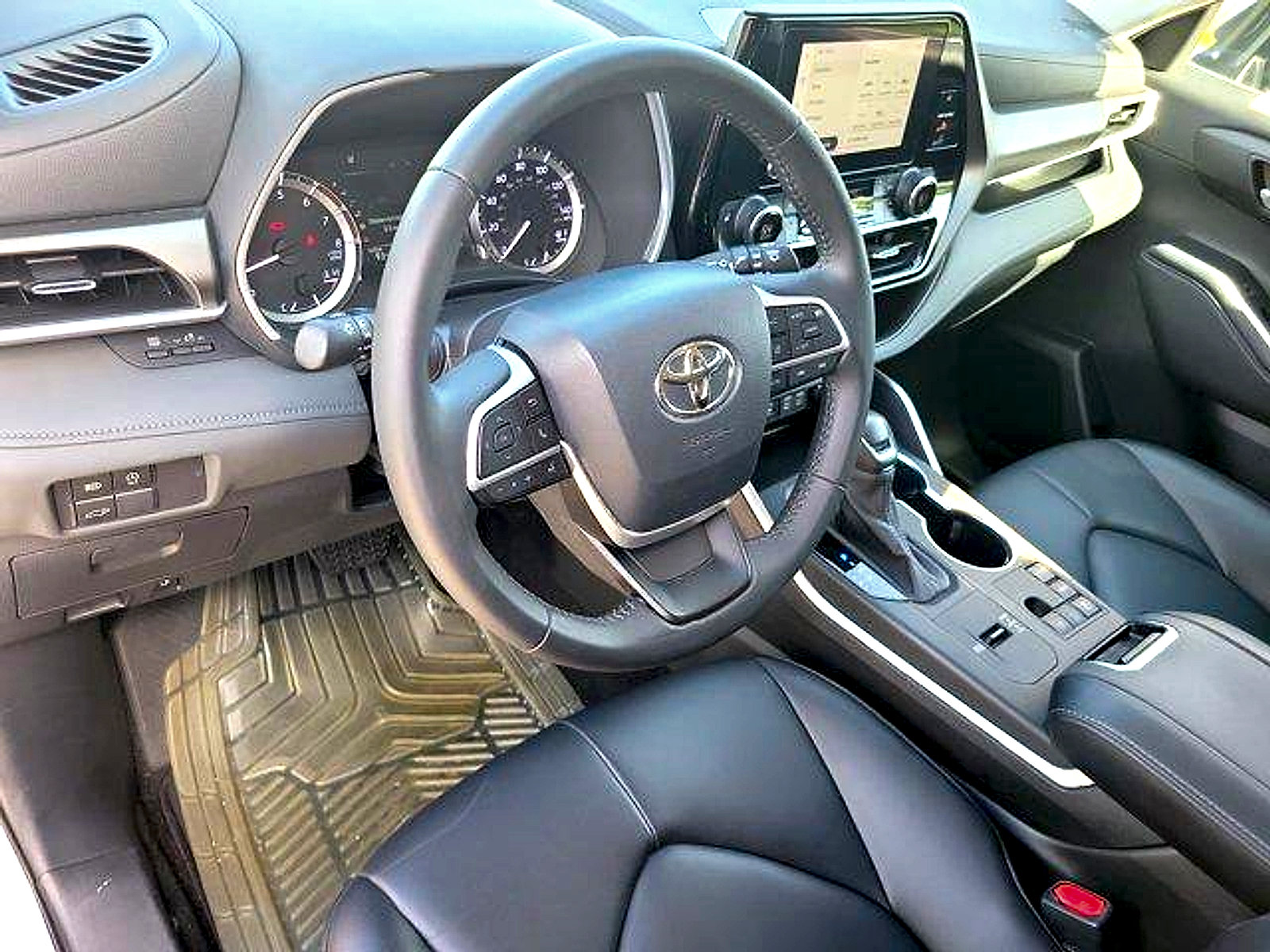 Used 2023 Toyota Highlander XLE FWD image 25