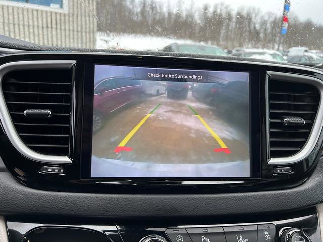 Certified 2023 Chrysler Pacifica Touring-L image 13