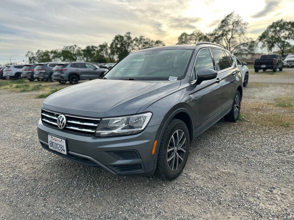 Used 2019 Volkswagen Tiguan SE w/ Panoramic Sunroof Package image 3
