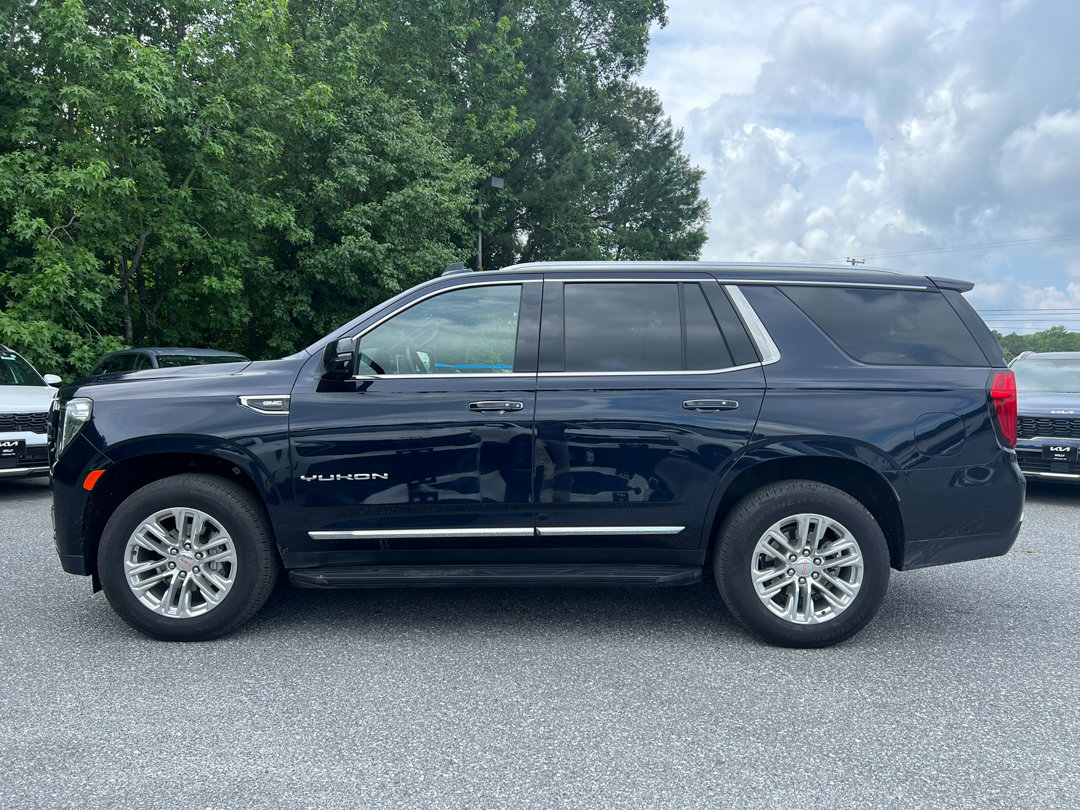 Used 2024 GMC Yukon SLT w/ SLT Luxury Package image 2