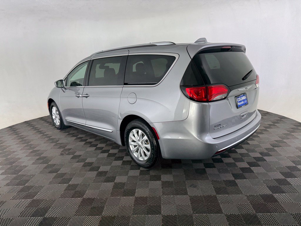 Used 2018 Chrysler Pacifica Touring-L FWD image 5