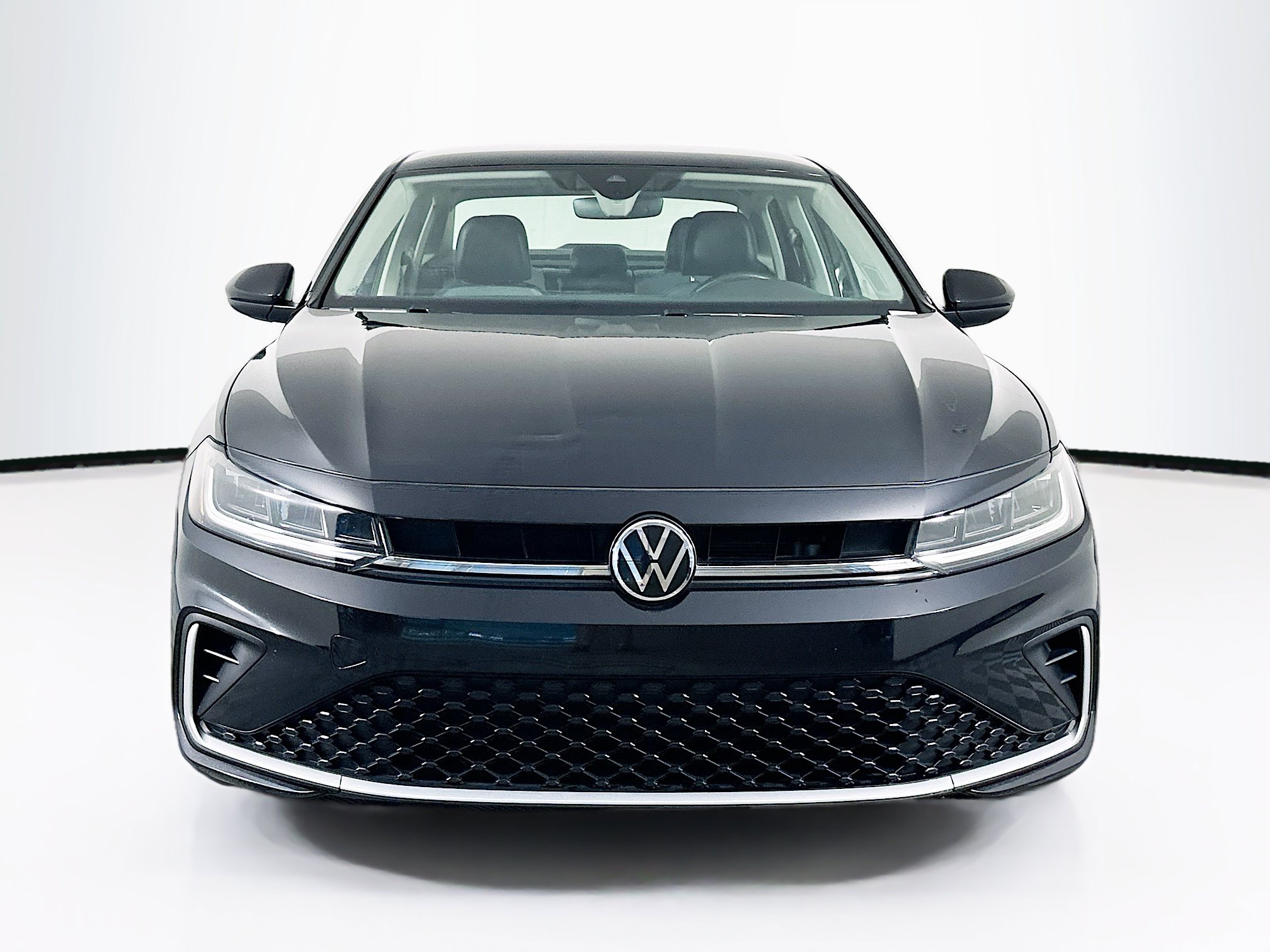 Used 2025 Volkswagen Jetta SE FWD image 2