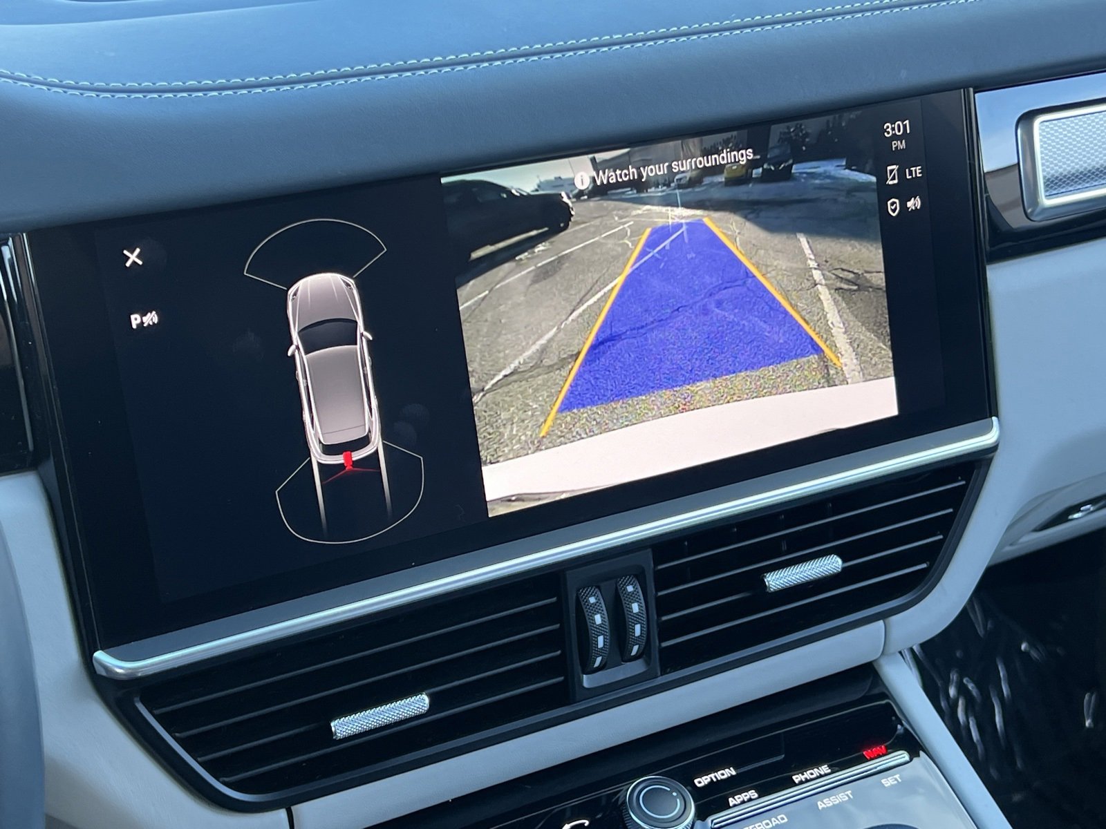 Certified 2022 Porsche Cayenne Platinum Edition image 27