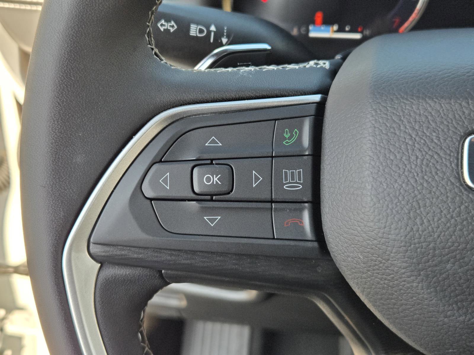 Used 2025 Jeep Grand Cherokee Laredo X image 17