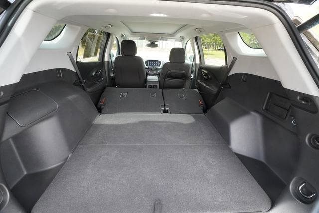 Used 2023 GMC Terrain SLE w/ Driver Convenience Package FWD image 31