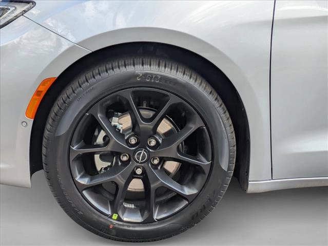 New 2026 Chrysler Pacifica Limited w/ S Appearance Package FWD image 10