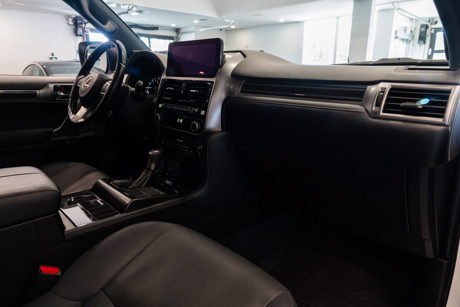 Used 2023 Lexus GX 460 Premium w/ Accessory Package AWD/4WD image 21